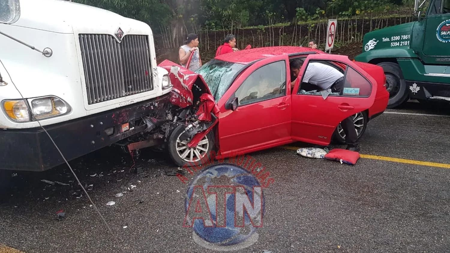 Un muerto en choque de un Jetta y camión