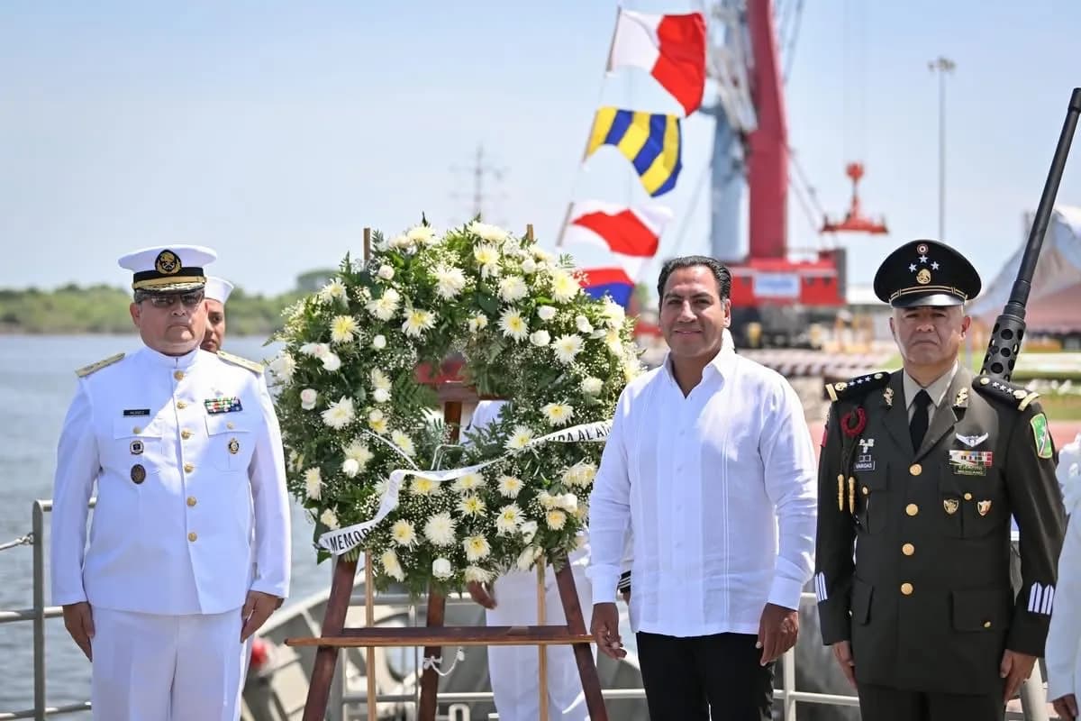 Eduardo Ramírez reconoce a las mujeres y los hombres de la Secretaría de Marina