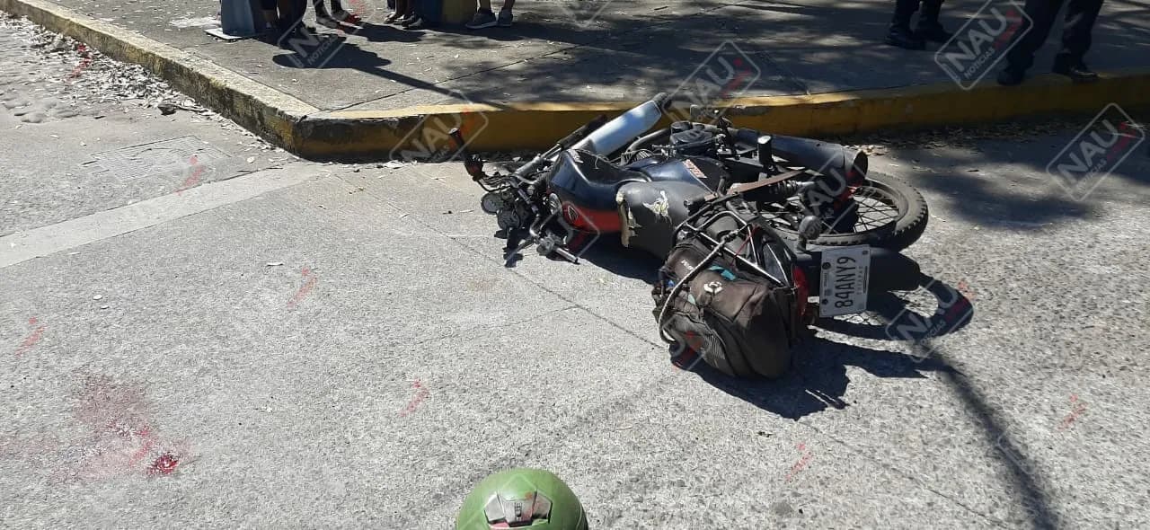 Motociclista se encuentra entre la vida y la muerte
