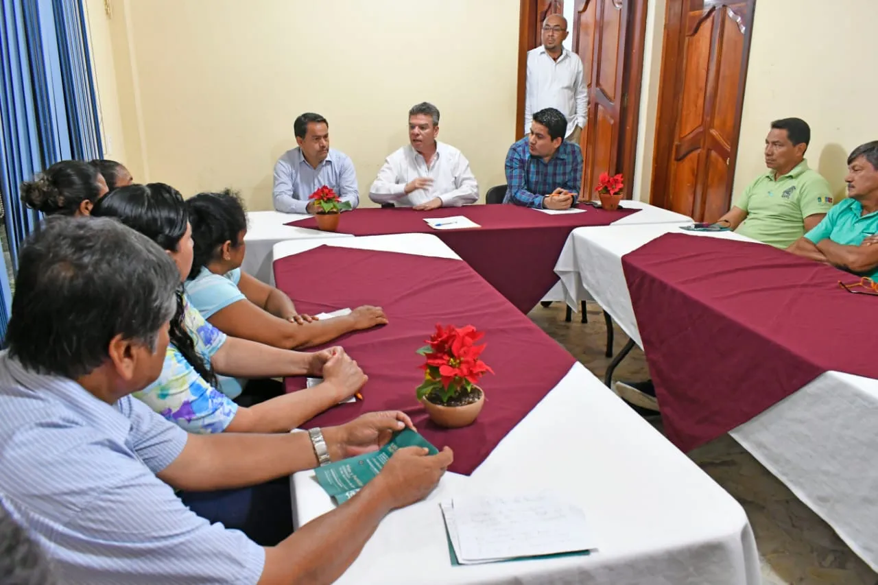 Atiende Ismael Brito a representantes de barrios y colonias de Palenque