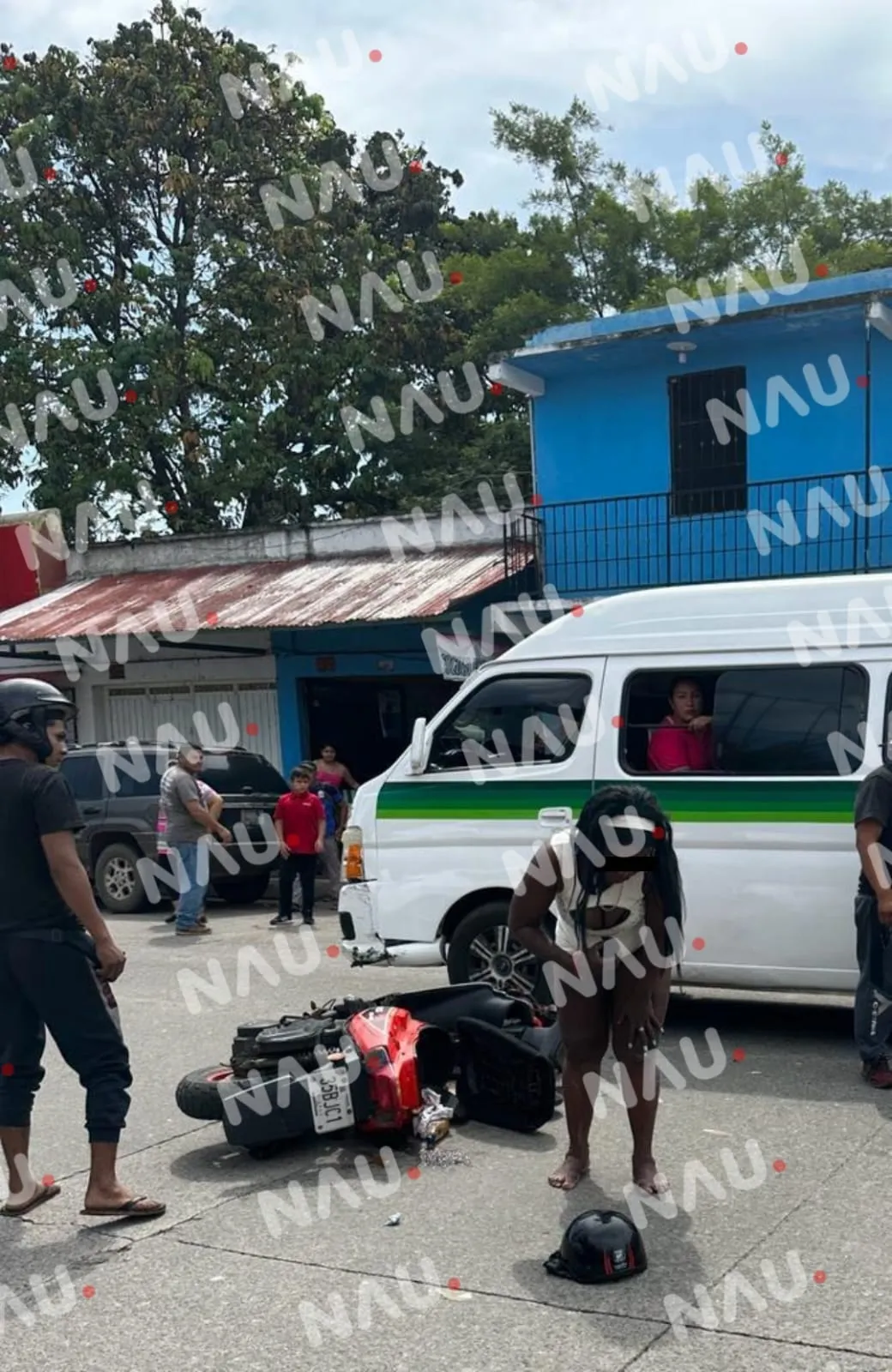 Migrante se queda sin dedo al chocar contra una combi de pasaje