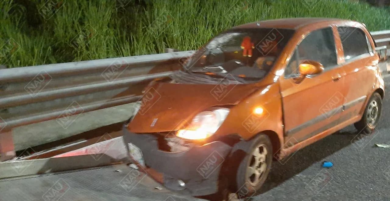 Perdió el control y se estrelló contra la barra metálica