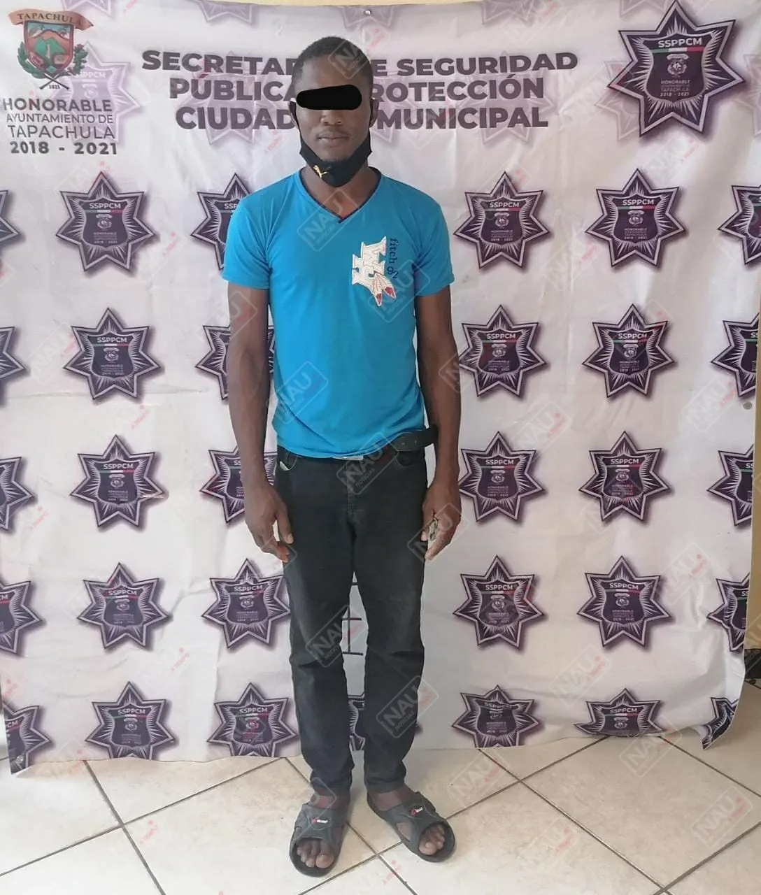 Haitiano desbarató una puerta a patadas en la Colonia Obrera