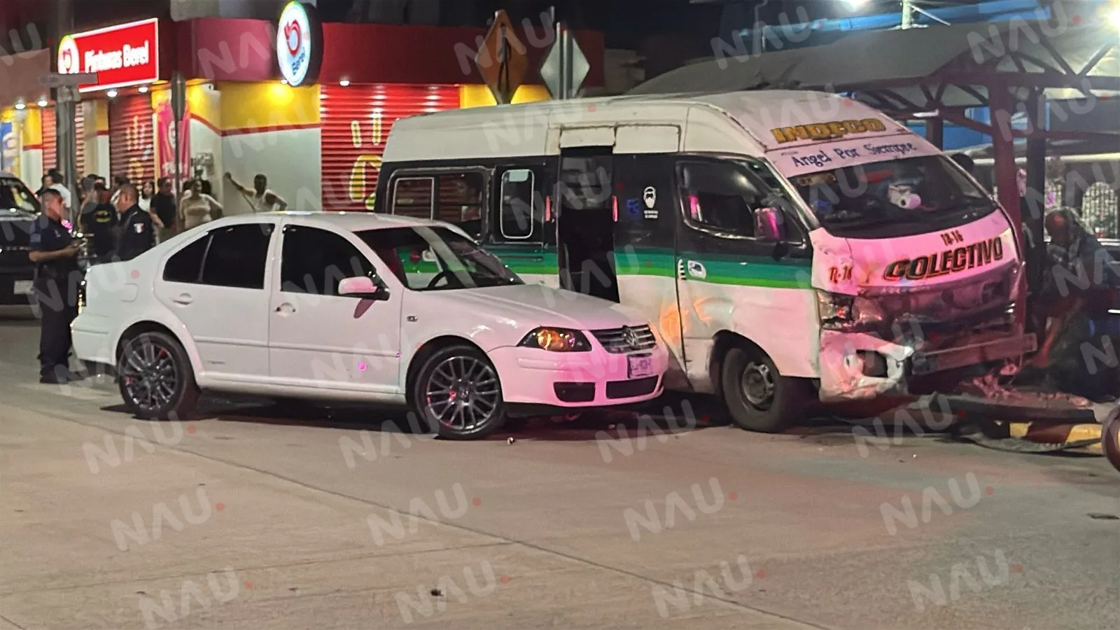 Choque entre Jetta y combi en la entrada de la colonia Universo deja un lesionado