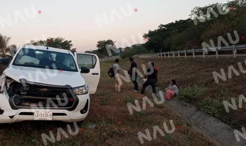 Tres personas con crisis nerviosas al chocar un vehículo contra un semoviente en Mapastepec