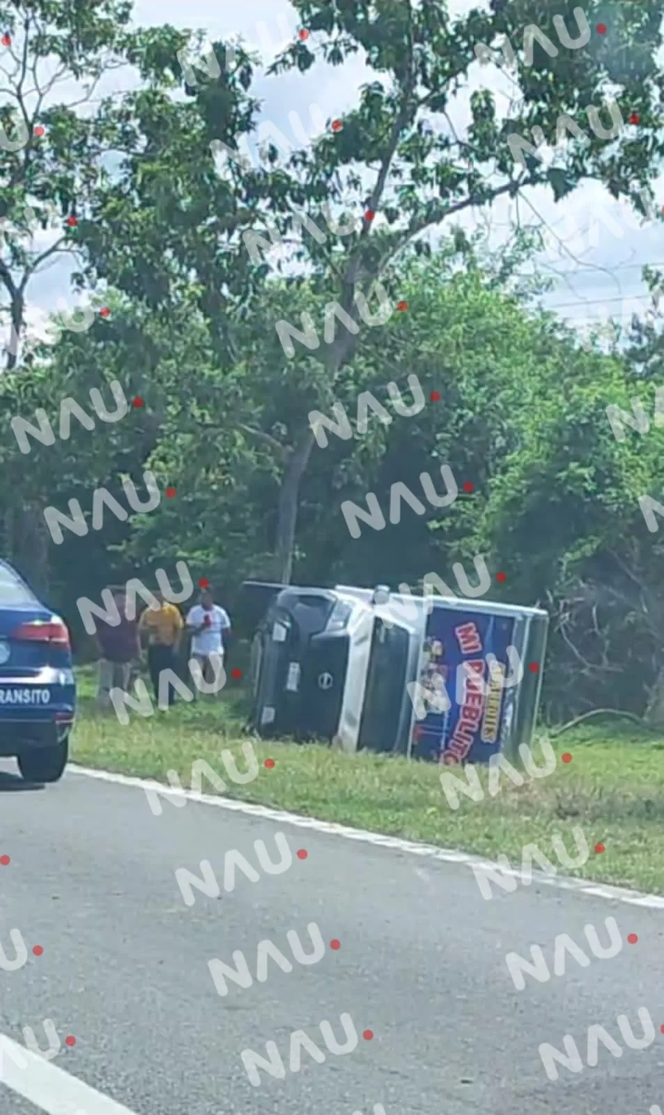 Solo daños deja la volcadura de un vehículo en la carretera costera