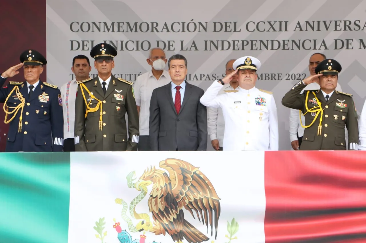 Junto a familias chiapanecas, presencia Rutilio Escandón el desfile por 212 años del Inicio de la Independencia