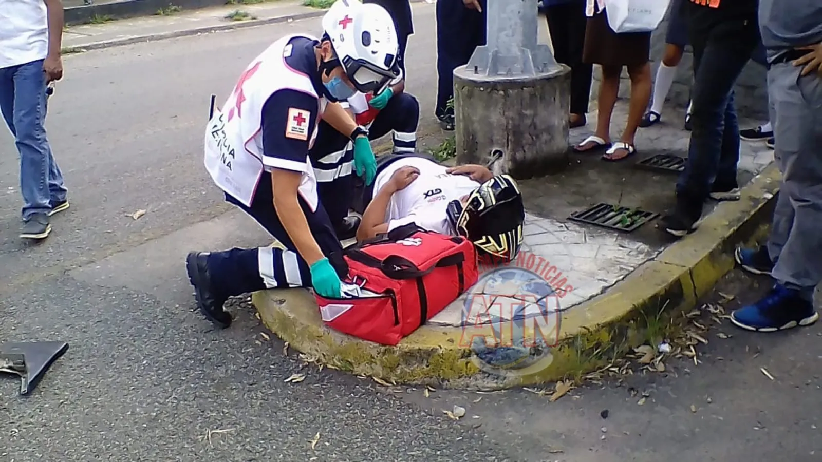 El conductor de una motocicleta resultó con lesiones al ser impactado por un vehículo
