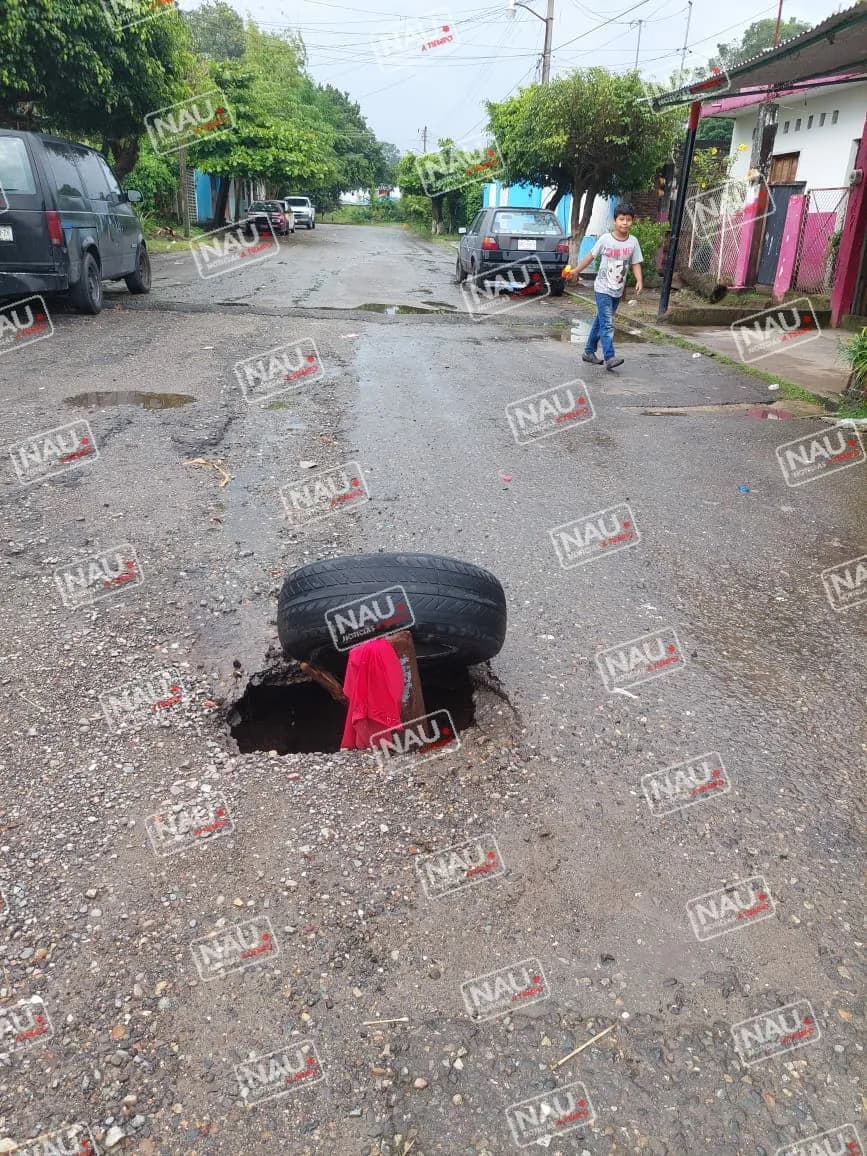 Socavón preocupa a los habitantes de la Colonia Xochimilco.