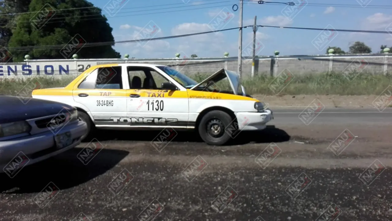 Taxi fue chocado en el libramiento, entrada a Murillo