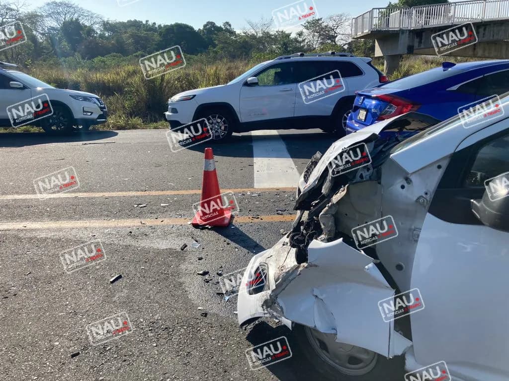 Una mujer lesionada y daños materiales por varios miles de pesos deja accidente.
