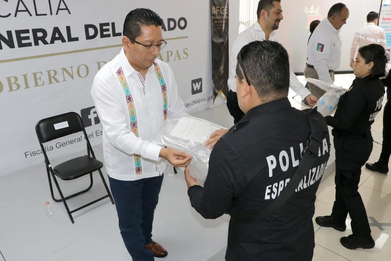 Entrega Llaven a policías y médicos insumo y equipamiento realizados por la UPChiapas