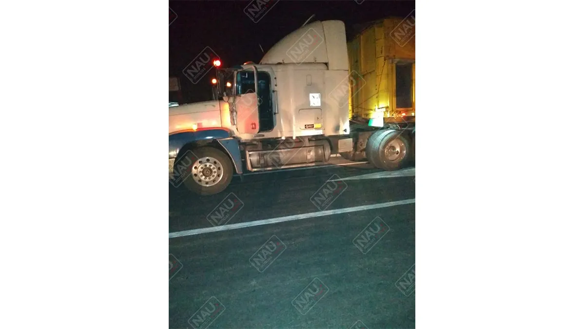 Un tráiler fue abandonado en el puesto de control de Tuzantán