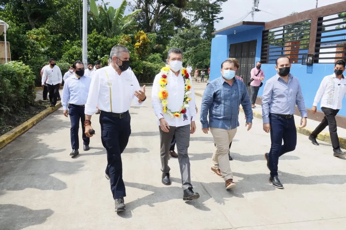 Rutilio Escandón beneficia a Cacahoatán con huertos y producción de traspatio, electrificación y equipos a policías