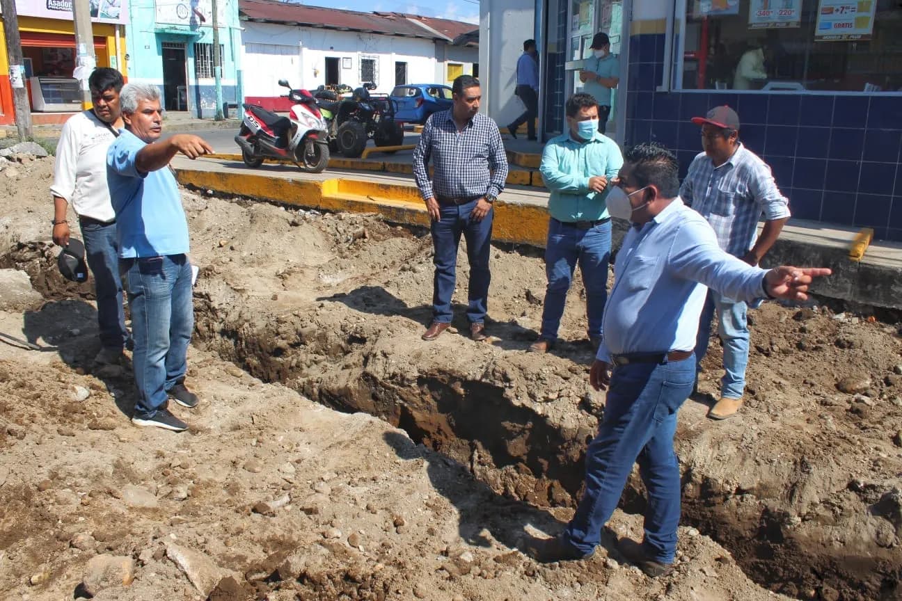 Julio Gamboa supervisa la obra de construcción de pavimentación de calle en la Avenida Aldama