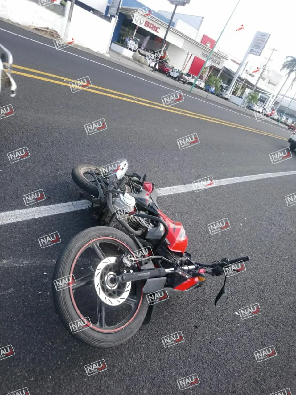 Un lesionado deja accidente entre moto y una camioneta.