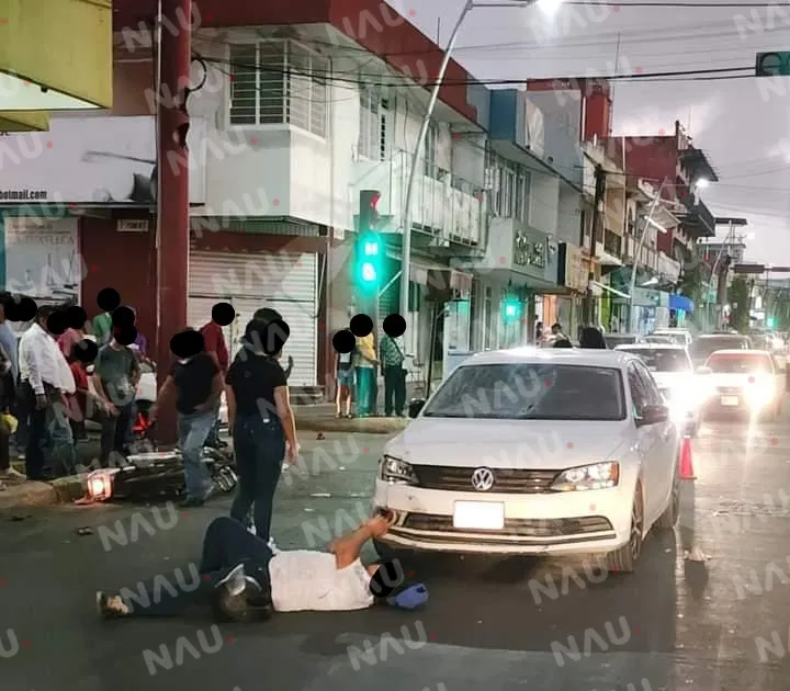Dos lesiondos deja choque de vehículo y motocicleta