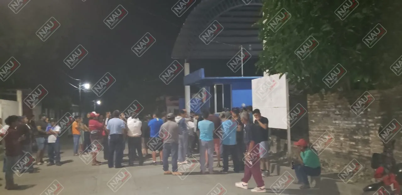 Policías salvan de ser linchado a una persona acusada de envenenar a tres personas