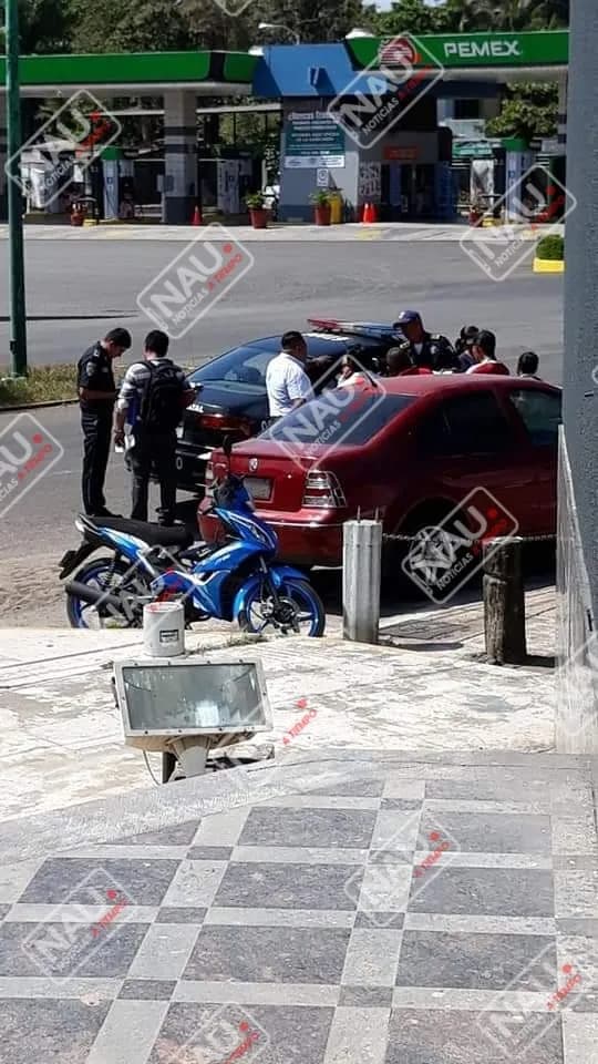 Taxista choca contra dos vehículos