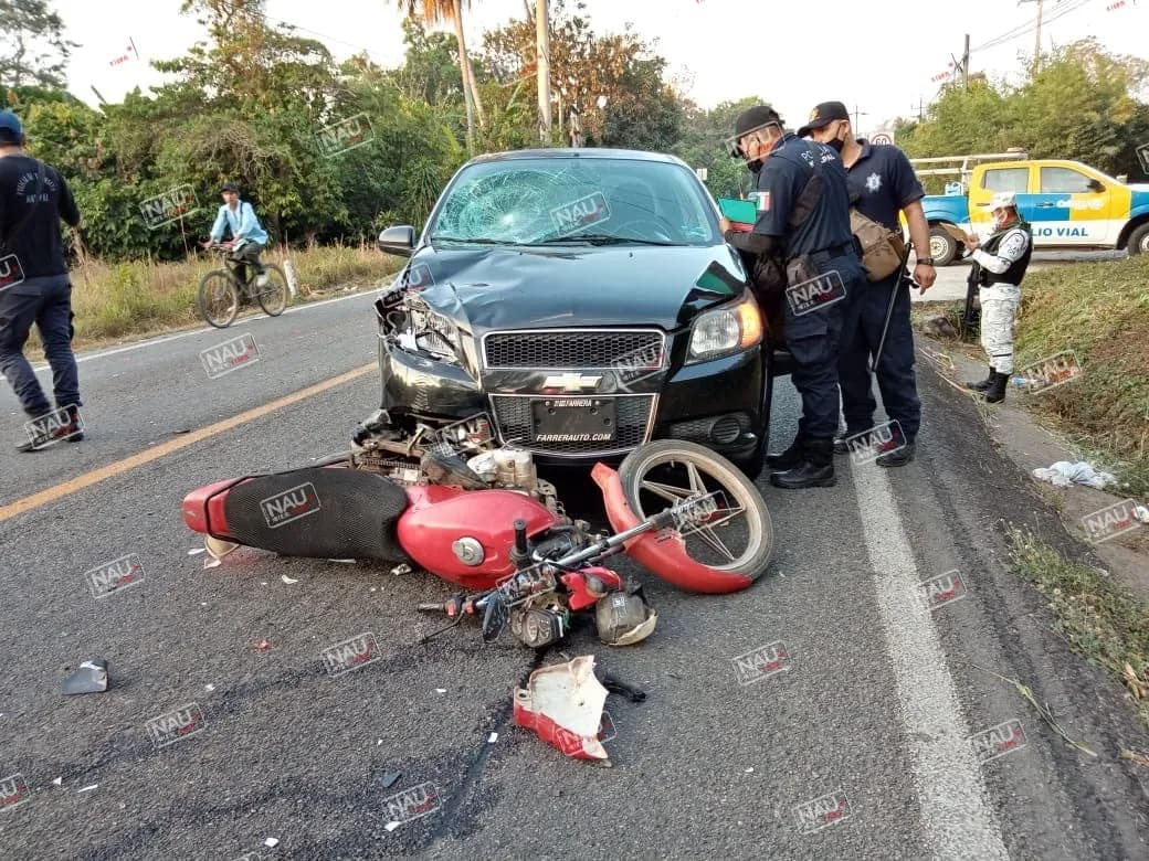 Dos lesionados al chocar automóvil con Motocicleta en Tuxtla Chico.
