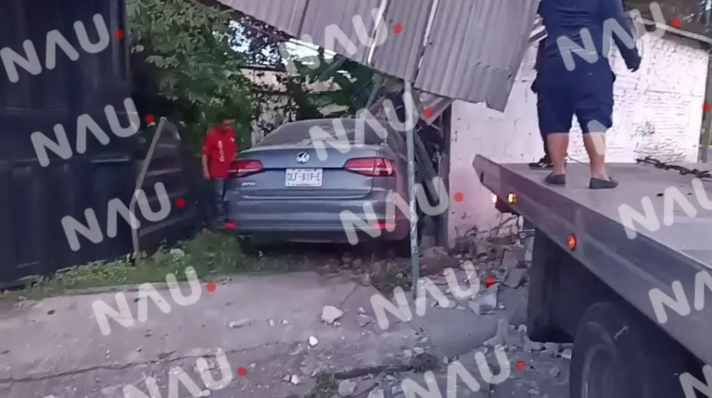 Automovilistas se estrelló contra un portón de una vivienda en la Colonia seminarista