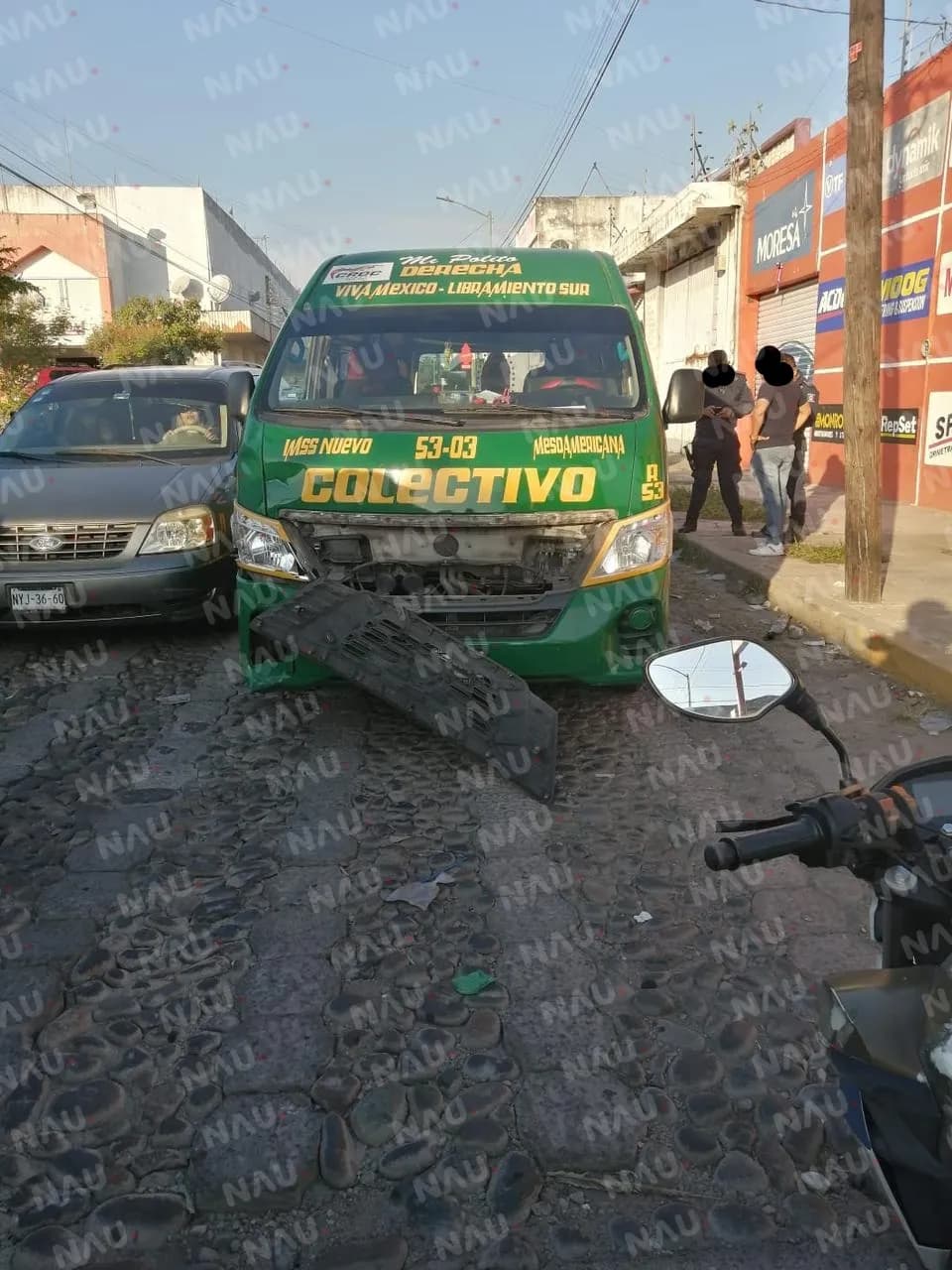 Combi de pasaje hace corte de circulación a motociclista
