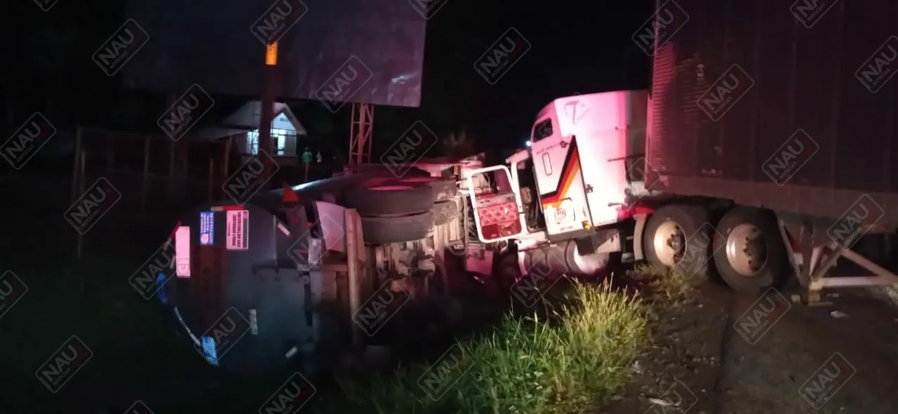 Tres millones de pesos en daños al chocar dos tráileres y una camioneta