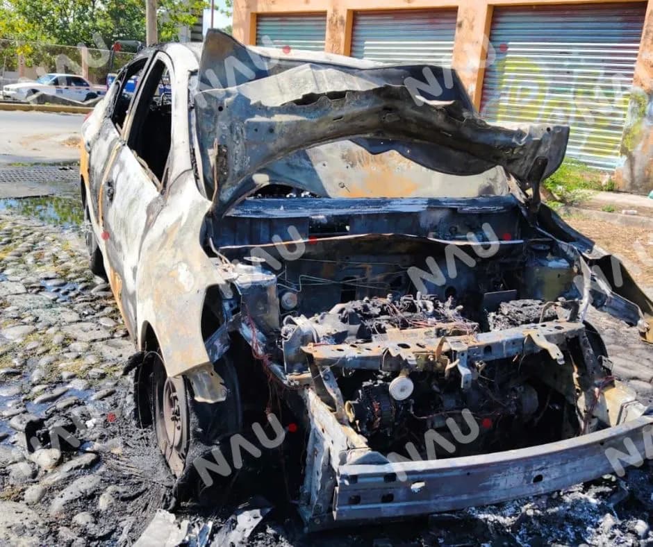 Taxi se incendia en pleno trayecto y termina reducido a chatarra en Tapachula