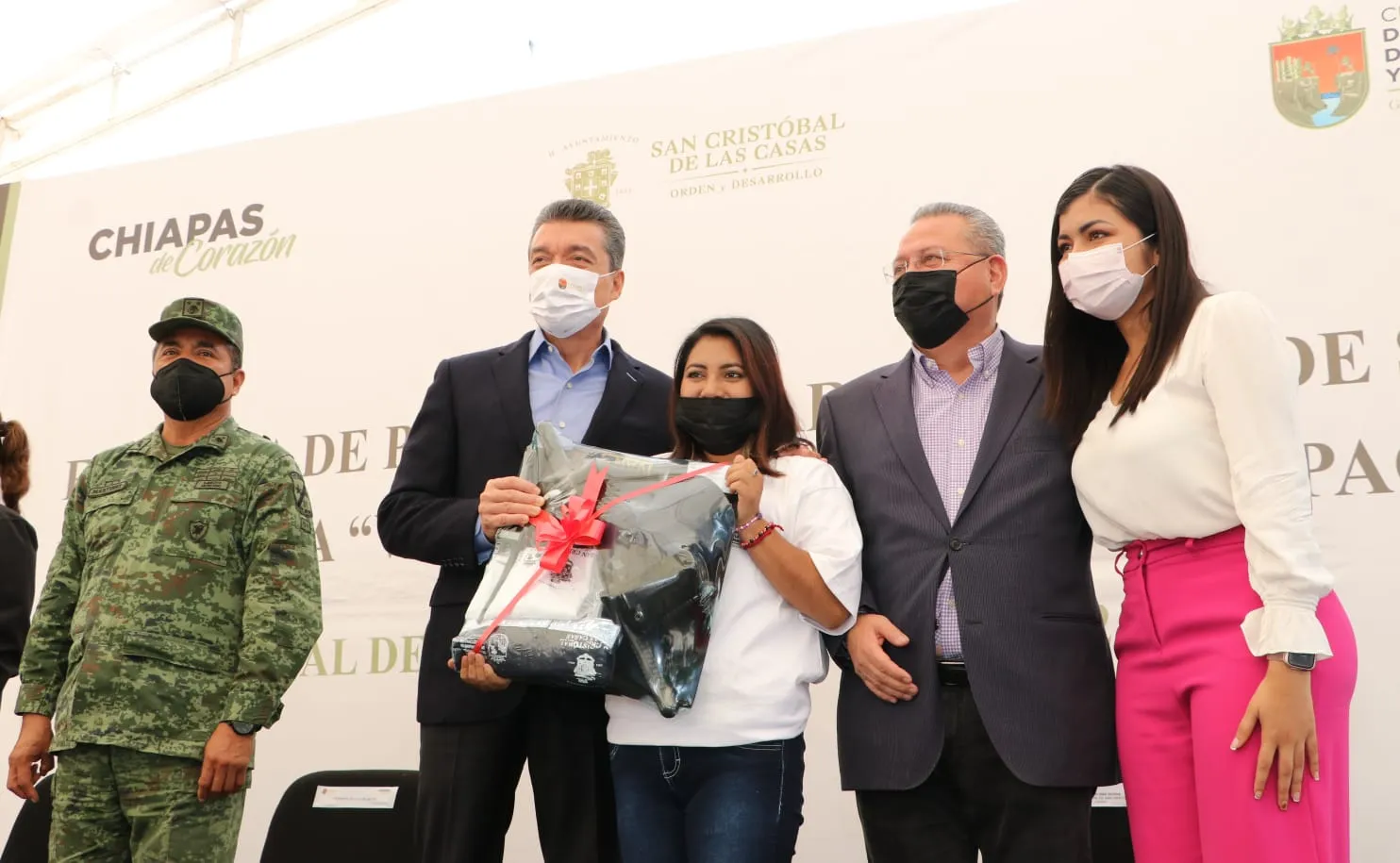 En SCLC, Rutilio Escandón entrega apoyos a la Policía Municipal y a Vecinos Vigilantes