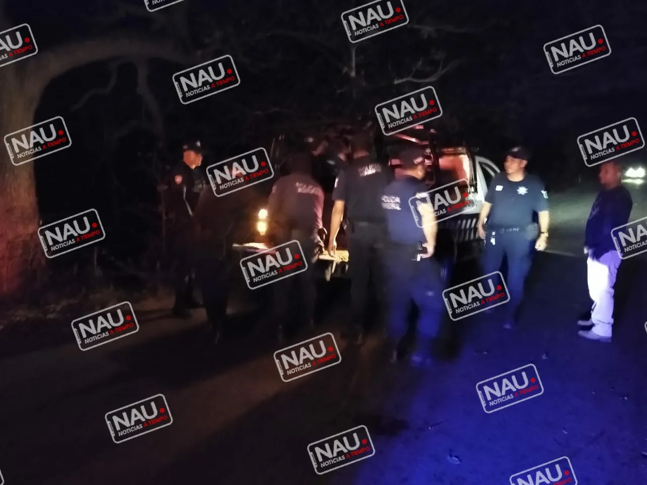Ebrio conductor se durmió en la calle con la puerta abierta de su vehículo.