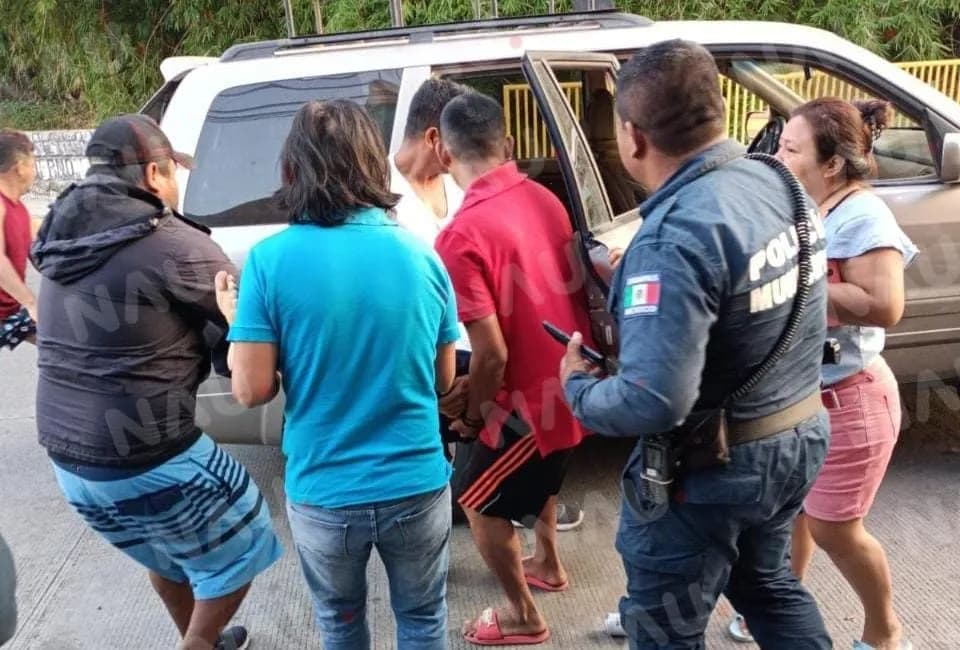 Familiares trasladan a una persona al hospital de la Cruz Roja