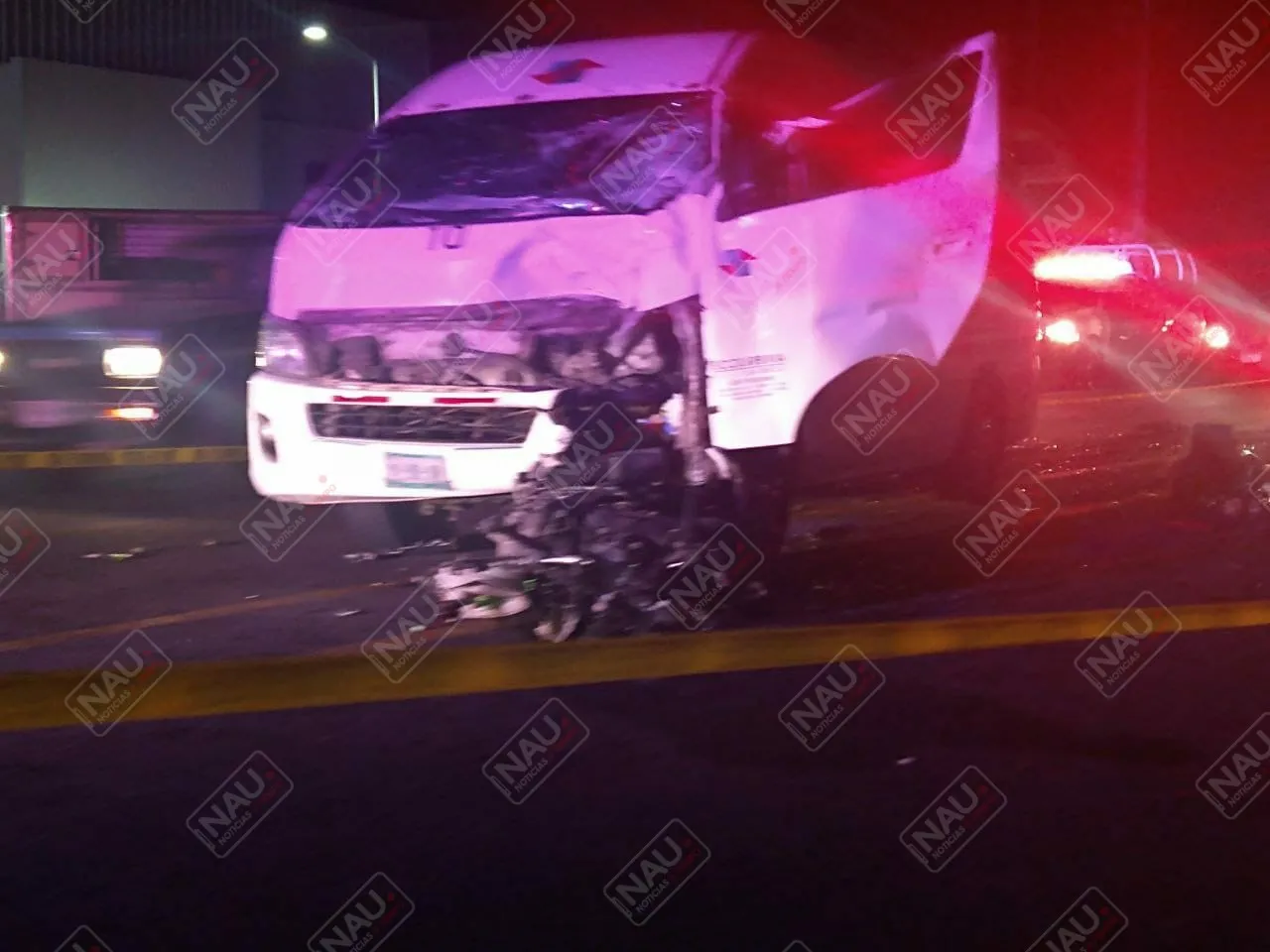 Un muerto y 4 heridos deja choque de combi de seguridad contra motociclista