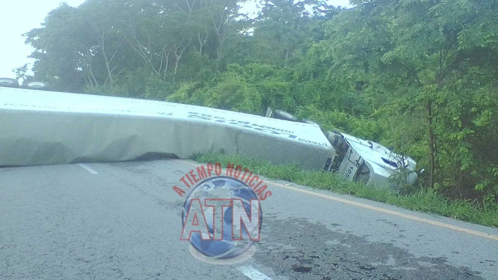 Vuelca tráiler en la costera en el Tramo Pijijiapan – Mapastepec