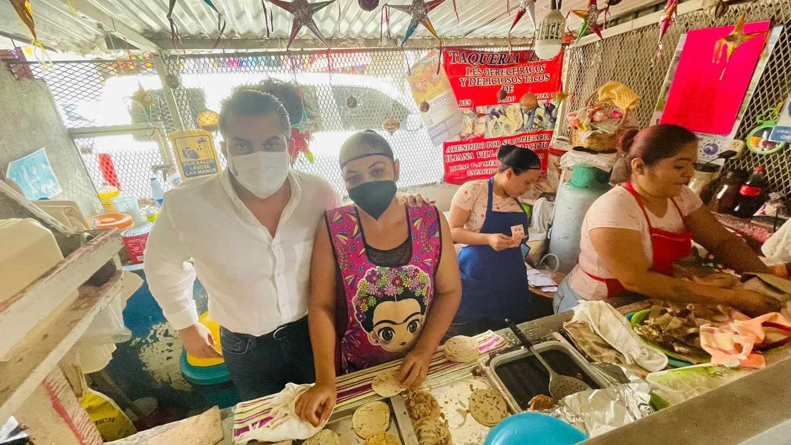 Diputado Yamil Melgar recibe muestras de cariño y reconocimiento en visita al mercado Soconusco.