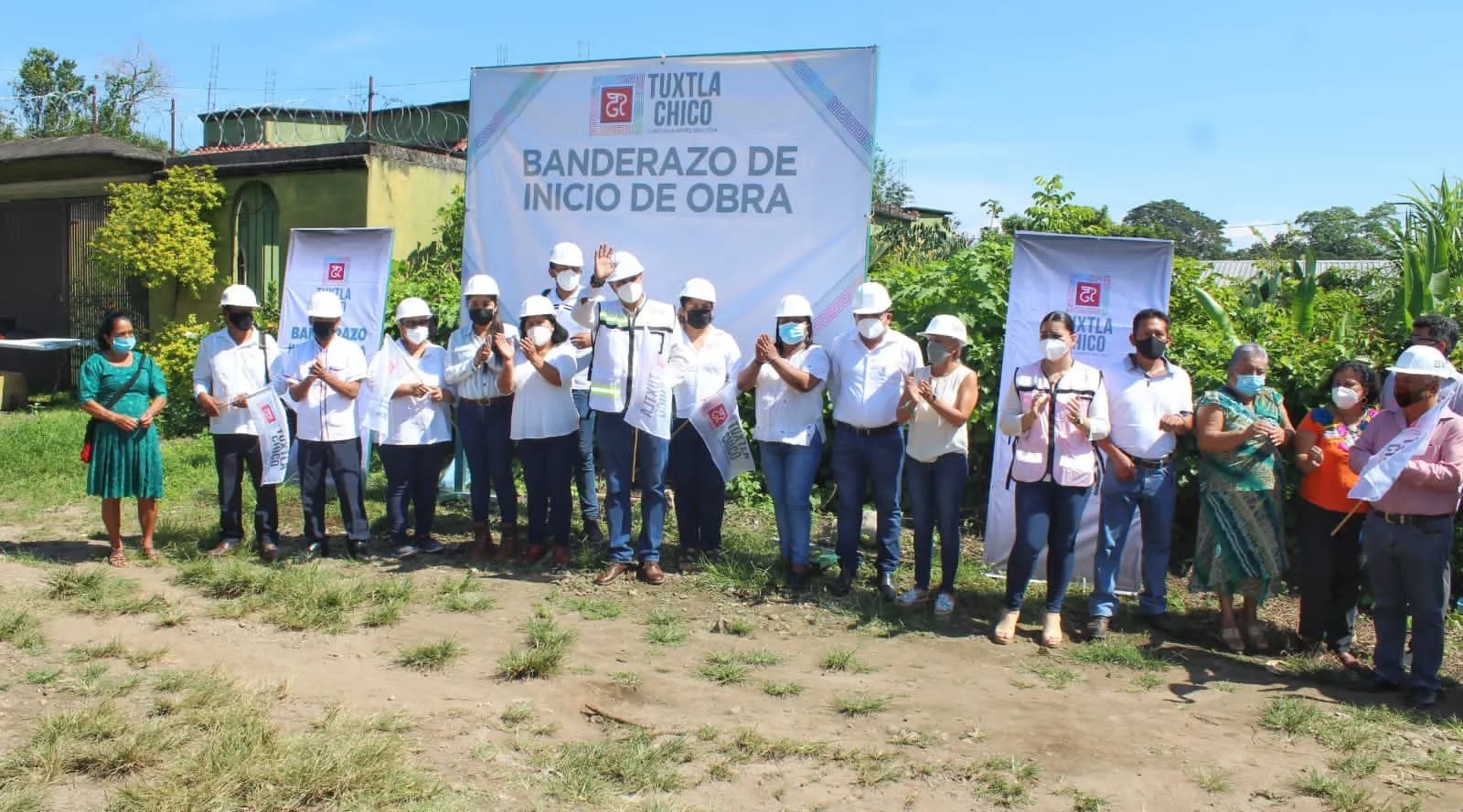 Con Julio Gamboa, llega el cambio a Tuxtla Chico, da banderazo a construcción de pavimentación en la colonia Santa Elena