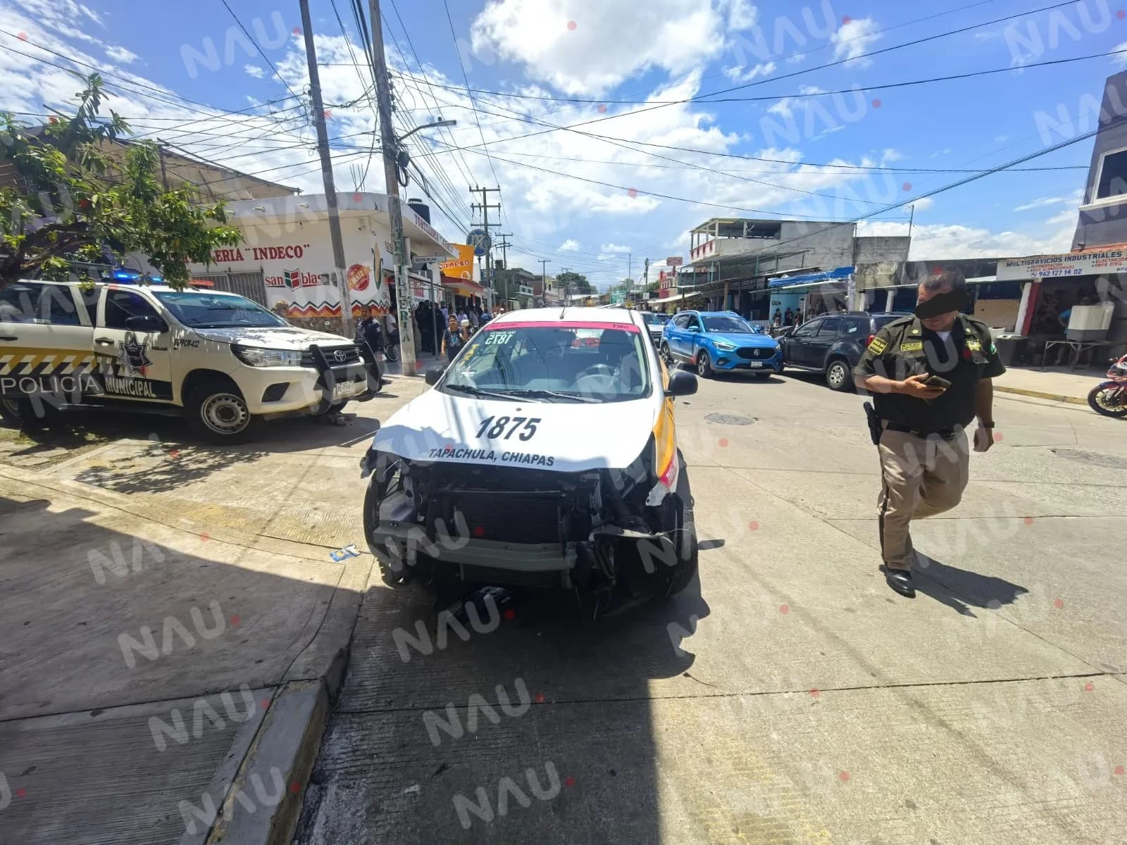 Motociclista resulta lesionado tras choque contra taxi en la colonia Indeco Cebadilla