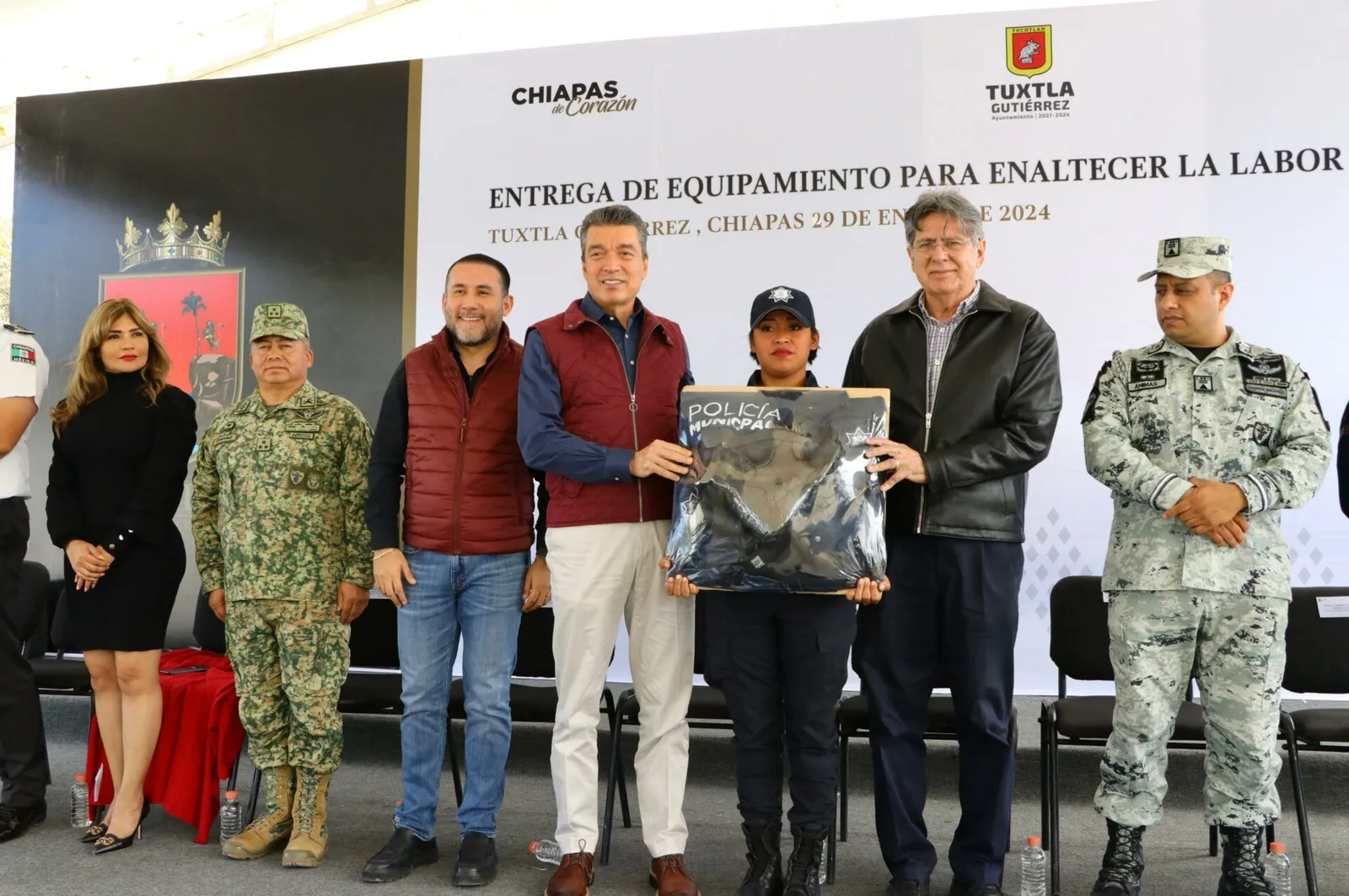 Entrega Rutilio Escandón patrullas, motopatrullas y equipamiento a Policía Municipal de Tuxtla Gutiérrez