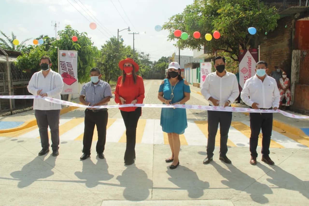 INAUGURA ROSY URBINA CALLES EN COLONIA EL PROGRESO DE TAPACHULA