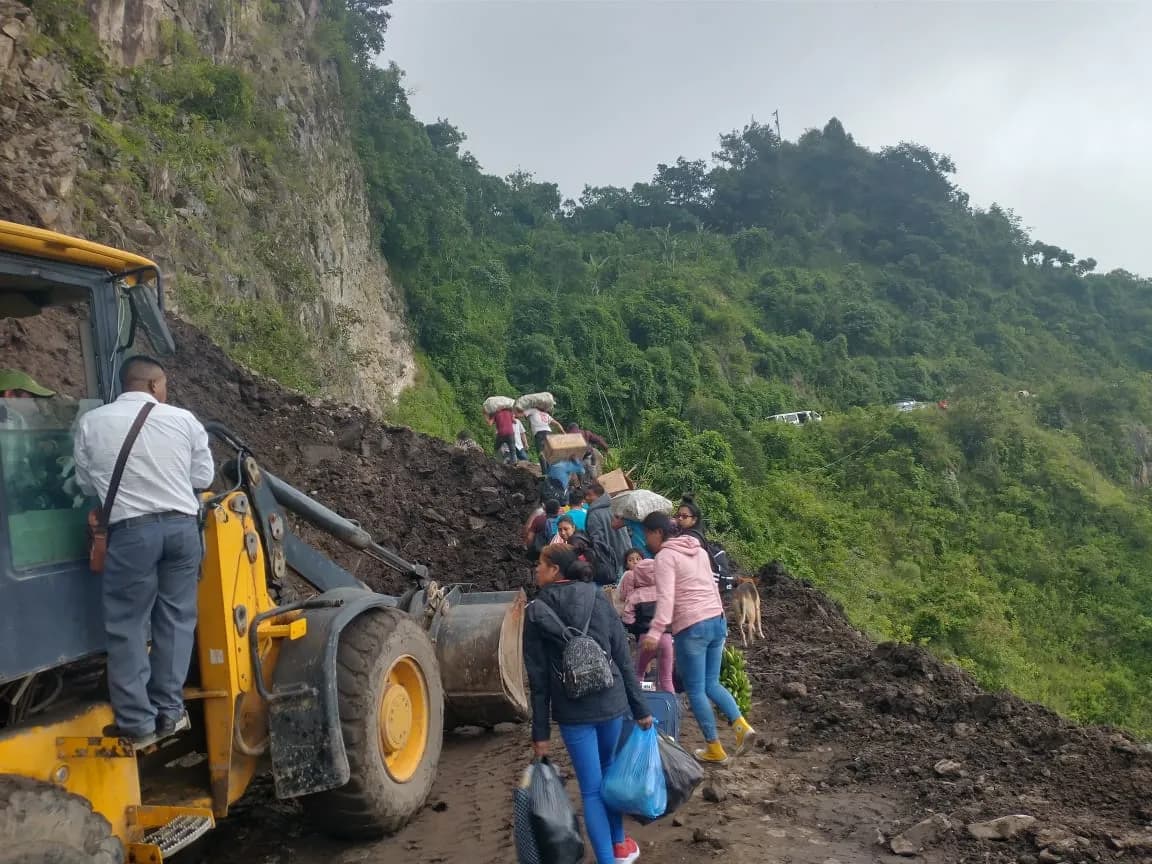 ACTIVAN PROTOCOLOS DE ATENCIÓN INMEDIATA ANTE DERRUMBES EN LA ZONA ALTA DE TAPACHULA