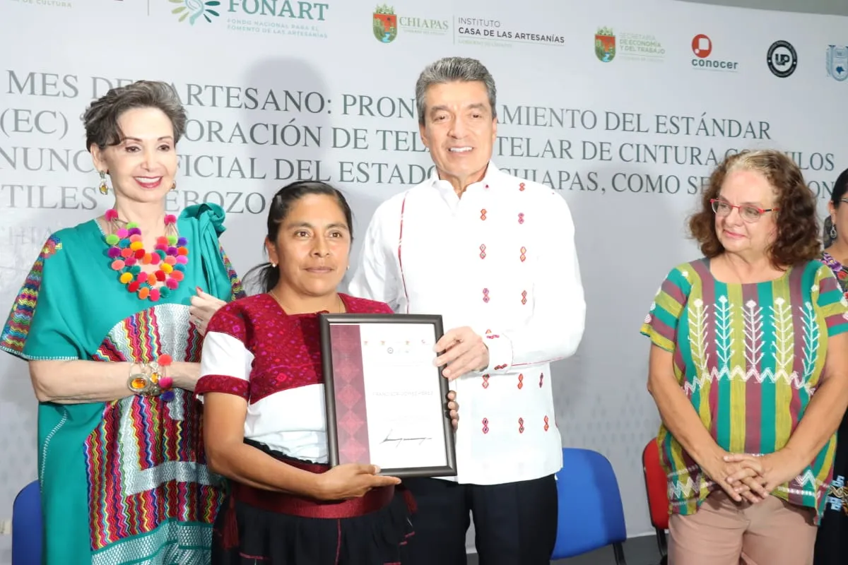 Junto a la Federación, Rutilio Escandón enaltece la labor artesanal en telar de cintura