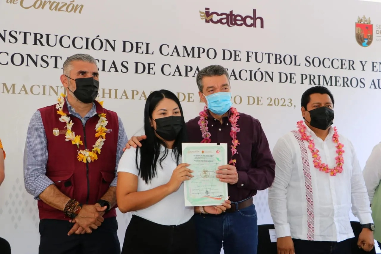 En Osumacinta, Rutilio Escandón inaugura campo de futbol y entrega constancias de capacitación