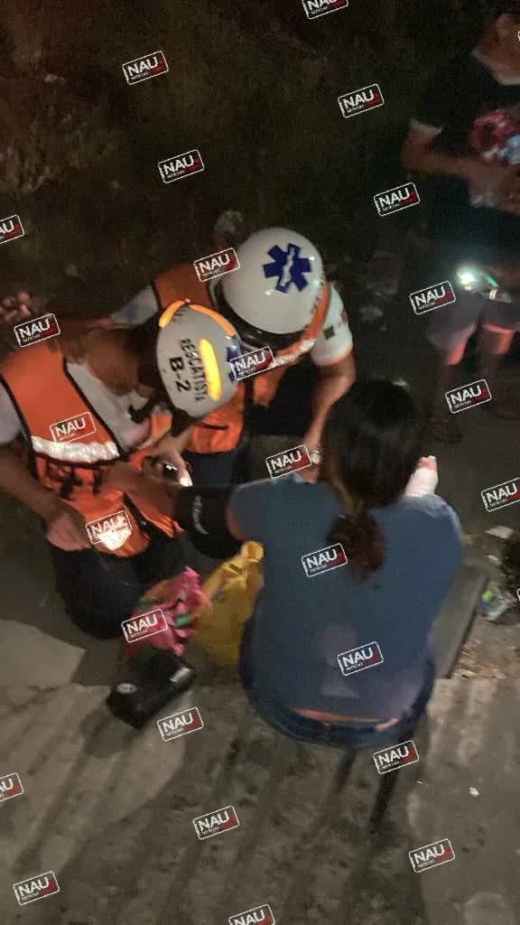 Tres lesionados deja accidente entre tráiler y dos vehículos.