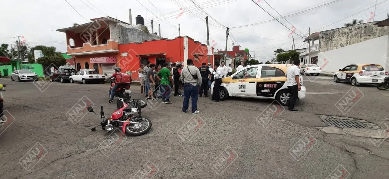 Mujer motociclista resultó lesionada al ser impactada por un taxi