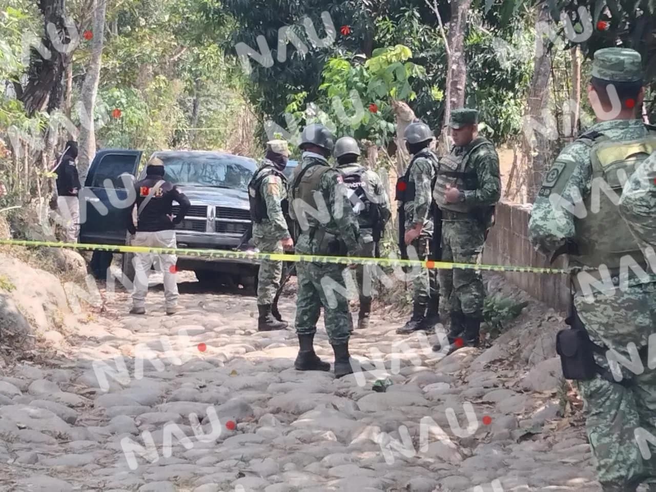 Hallazgo de cuerpo sin vida y armas de fuego en una camioneta en Tuxtla Chico
