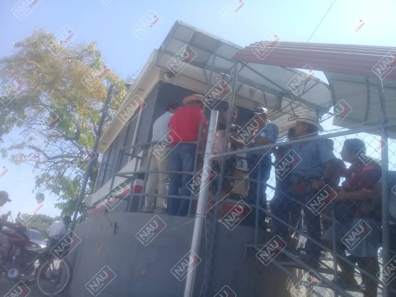 Se manifiestan en el puente Rodolfo Robles y el recinto fiscal