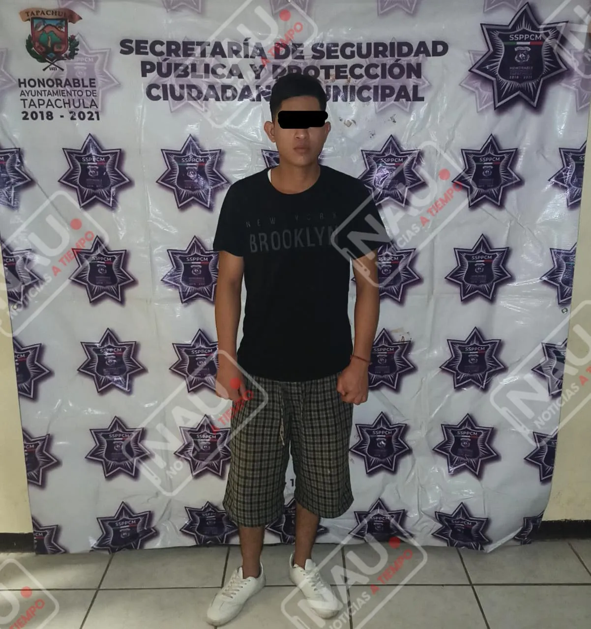 La volvió a golpear.