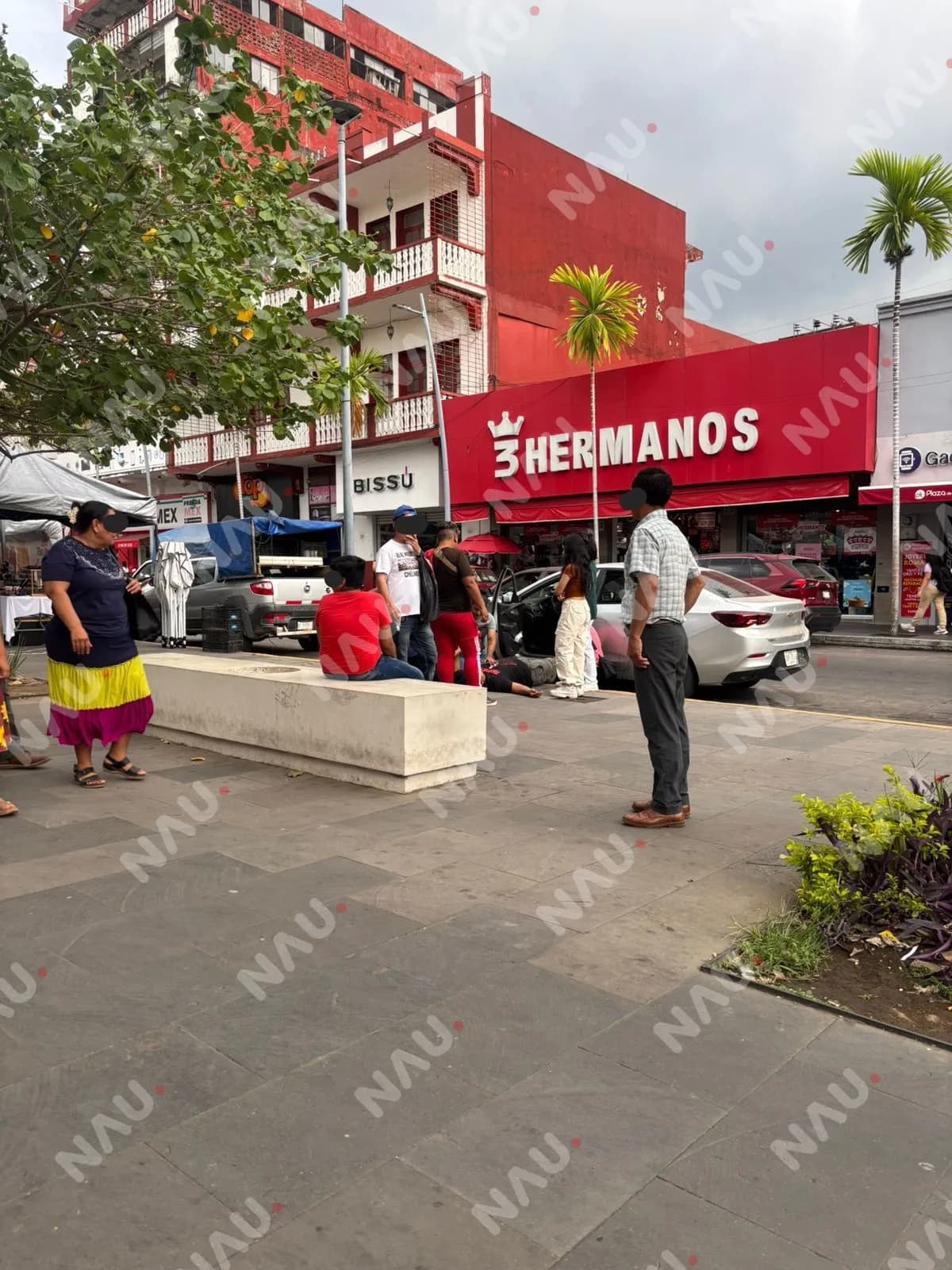Hombre se desvanece en el parque central de Tapachula; es atendido por paramédicos