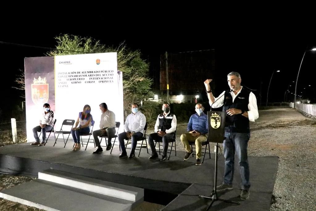 Rutilio Escandón inaugura alumbrado público en camino de acceso al Aeropuerto “Ángel Albino Corzo”