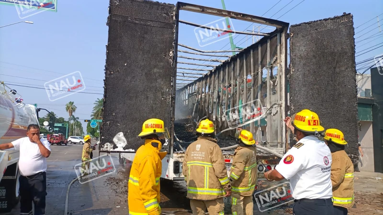Se incendia camión cargado con 70 colchones.