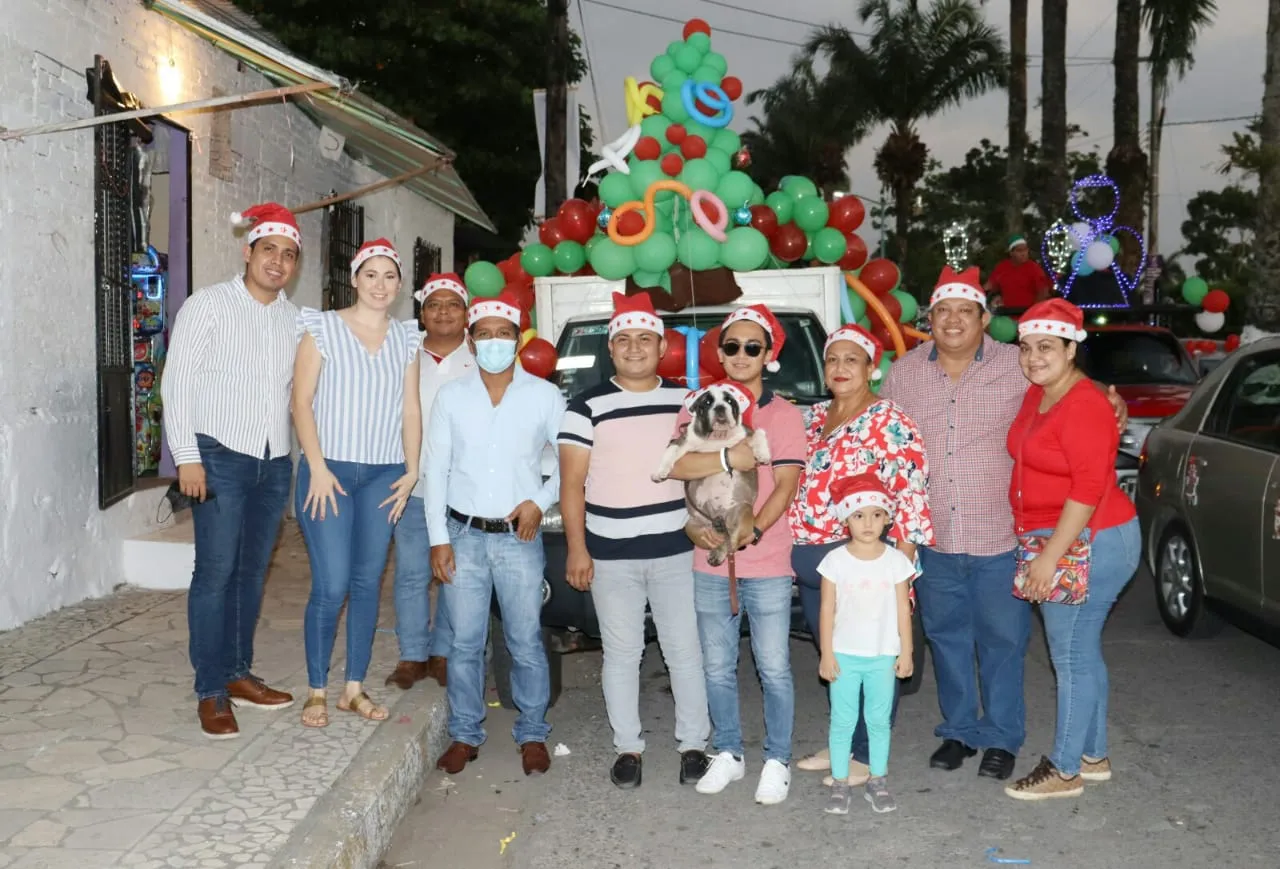 Luz, alegría, color, sonrisas y unión familiar en la “Caravana Navideña Tuxtla Chico”